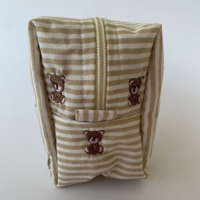 Bolsa riscada bege e branca com ursinhos bordados