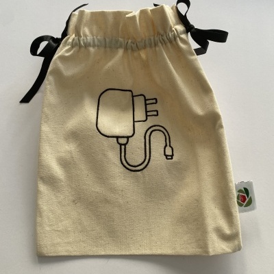 Saco de pano bege com cordão preto e desenho de carregador elétrico