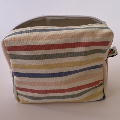 Necessaire riscada colorida com fecho de correr aberta sobre fundo branco