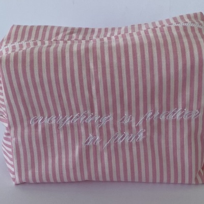 Necessaire rosa e branca às riscas com texto bordado