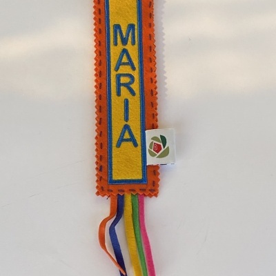 Marcador de livros em feltro com nome Maria e fitas coloridas