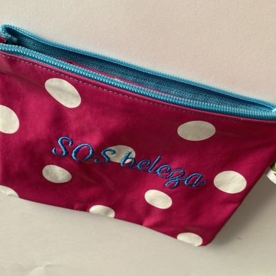 Estojo vermelho com bolinhas brancas e fecho azul claro