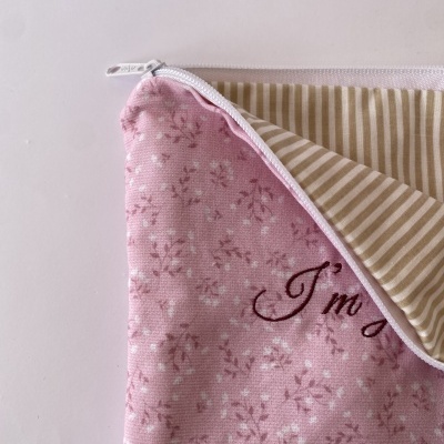 Estojo tecido rosa com padrão floral e bordado