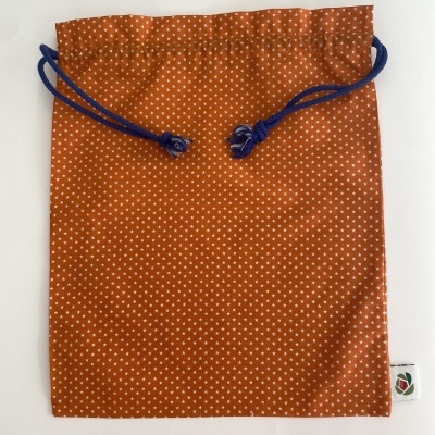 Saco de pano castanho com estrelas brancas e cordão azul