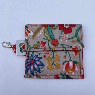 Carteira pequena quadrada em tecido floral com fecho e mosquetão