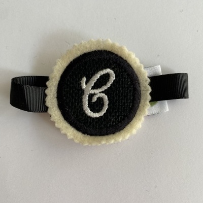 Presilha para cabelo preta com aplique redondo bordado letra c