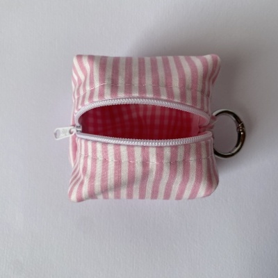 Bolsa pequena riscada cor-de-rosa e branco com fecho de correr e argola metálica
