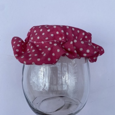 Frasco de vidro com tampa de tecido vermelho com bolinhas brancas