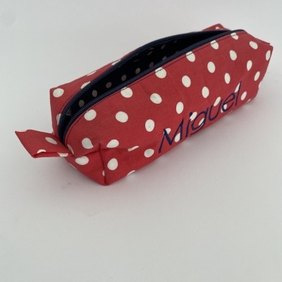 Estojo vermelho com pontos brancos e nome Miguel bordado