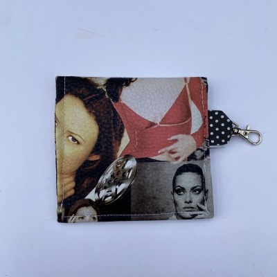 Carteira quadrada com estampas fotográficas de mulheres e presilha metálica