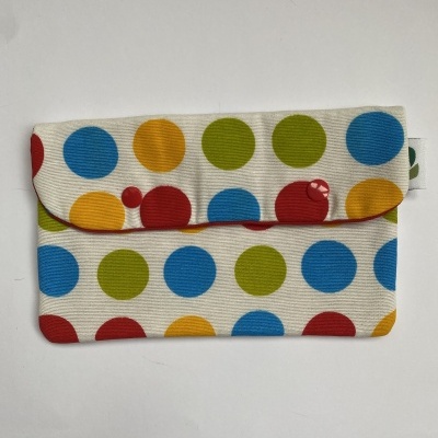 Carteira ou estojo de tecido com padrão de bolinhas coloridas
