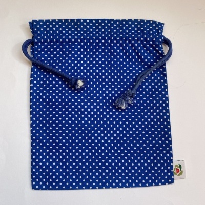 Saco azul com bolinhas brancas e cordões de fechar