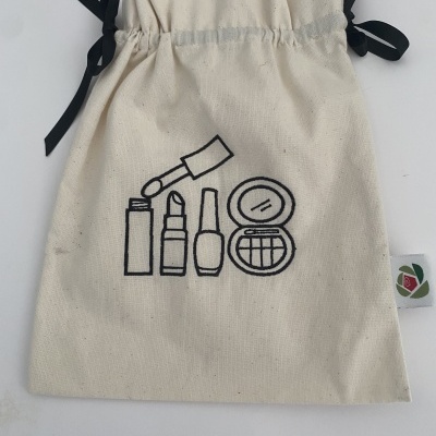 Saco de algodão cru com ilustração preta de produtos de maquilhagem e cordão preto