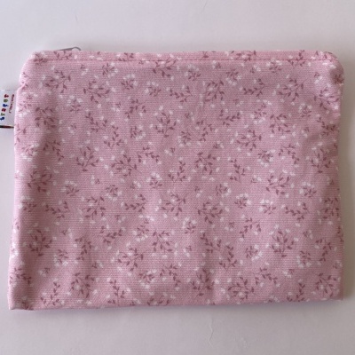 Estojo rosa com padrão floral e etiqueta branca