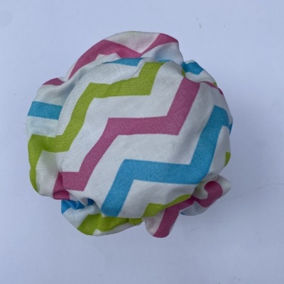 Toque de tecido colorido com padrão em zig-zag sobre fundo branco