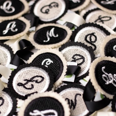 Emblemas bordados com letras e fitas