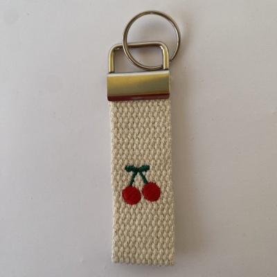 Mala de chave bege com bordado de cerejas e argola metálica