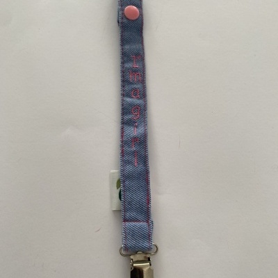 Prendedor de chupeta azul com botão e clip metálico