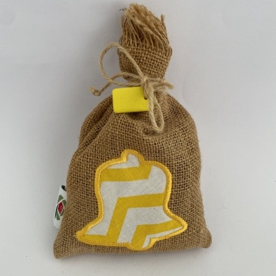 Saco de juta castanho com aplique em forma de sino amarelo e branco