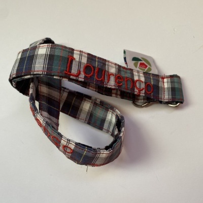 Coleira para animal xadrez com nome Lourenço bordado em vermelho.