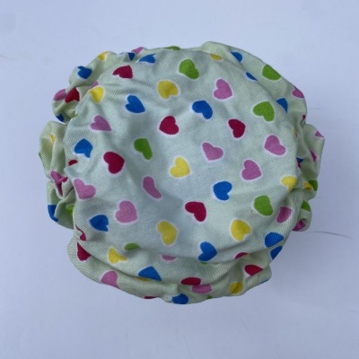 Touca ou saco de tecido com corações coloridos em fundo branco