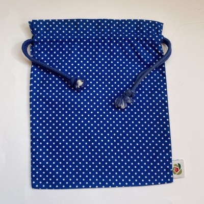 Saco azul com pontos brancos e cordões azuis