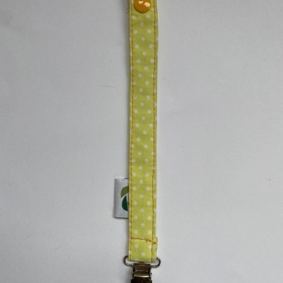 Clipe para chupeta amarelo com bolinhas brancas e presilha metálica