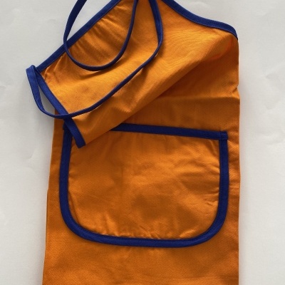 Avental laranja com borde azul e bolso