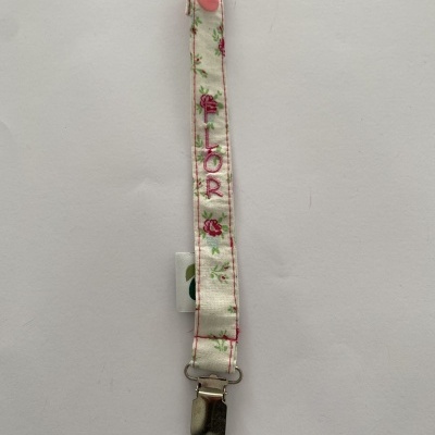 Prendedor de chuchas em tecido branco com flores rosa e verde e clip metálico