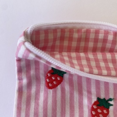 Estojo rosa com riscas e morangos bordados com fecho zip