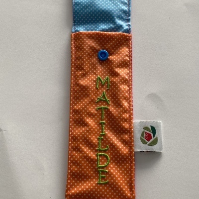 Estojo de tecido polka dot azul e laranja com nome MATILDE bordado e etiqueta de flor