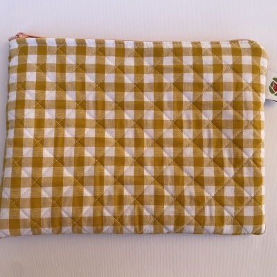 Estojo acolchoado com padrão xadrez castanho claro e branco e fecho de correr topo