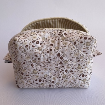 Necessaire em tecido floral com fecho creme aberto