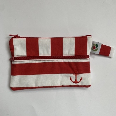 Bolsa de tecido riscada vermelha e branca com âncora bordada e fechos de correr