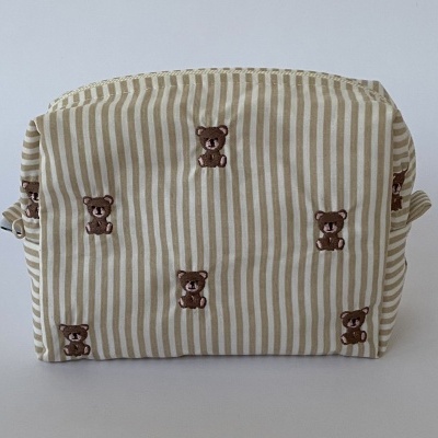 Bolsa de tecido bege com riscas e ursos bordados castanhos