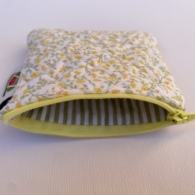 Necessaire acolchoada branca com flores amarelas e fecho amarelo