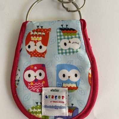 Chaveiro em tecido com padrão de corujas coloridas e argolas metálicas