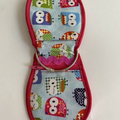 Estojo para óculos azul com corujas coloridas e bordas rosas aberto