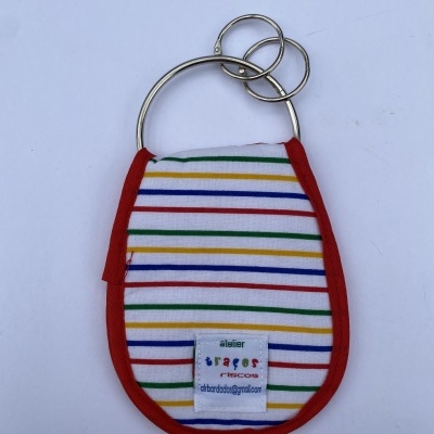 Chaveiro tecido listrado com argolas metálicas e etiqueta branca