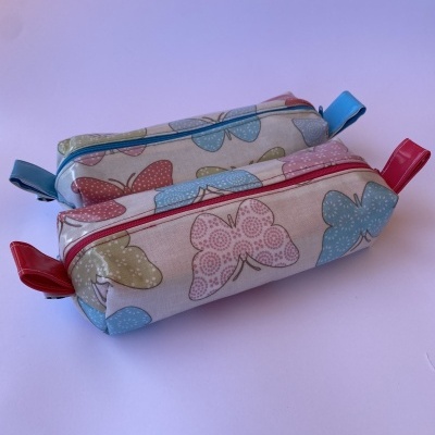 Bolsas retangulares tecido com padrão borboletas e fechos azul e vermelho