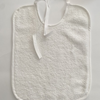 Babete branco de tecido felpudo com fitas para amarração