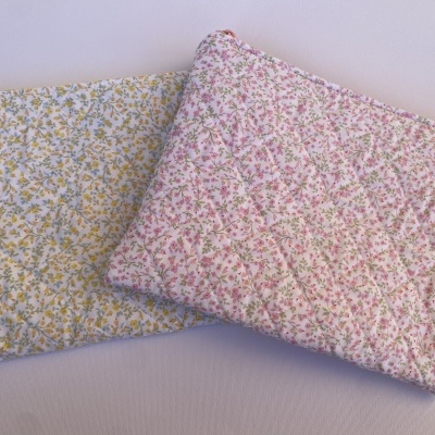 Duas bolsas matelassadas com padrão floral em amarelo e rosa