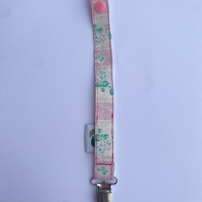 Clipe de metal com fita de tecido floral rosa