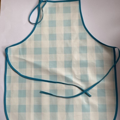 Avental de tecido azul e branco com padrão aos quadrados