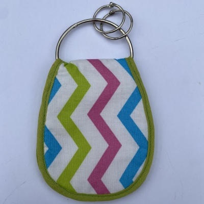 Chaveiro com bolsa em tecido estampado colorido com argolas metálicas