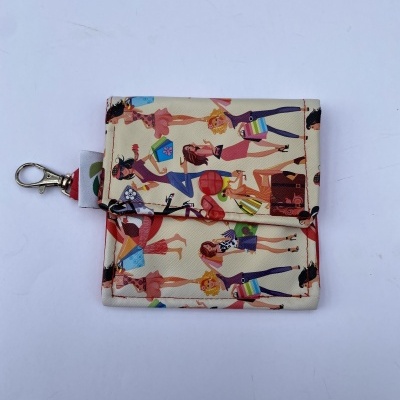 Carteira pequena com padrão colorido de mulheres