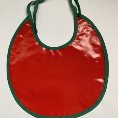 Babete plástico vermelho com borda verde