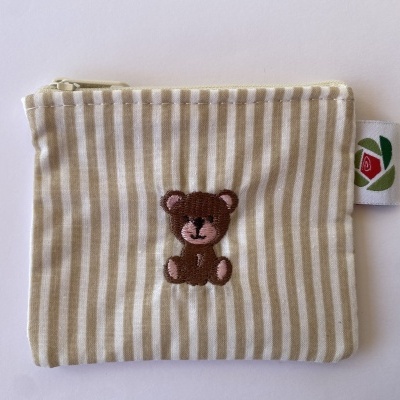 Carteira pequena de tecido com riscas e bordado de ursinho