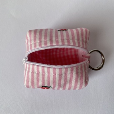 Estojo riscas rosa e branco com fecho e ilhó metálico