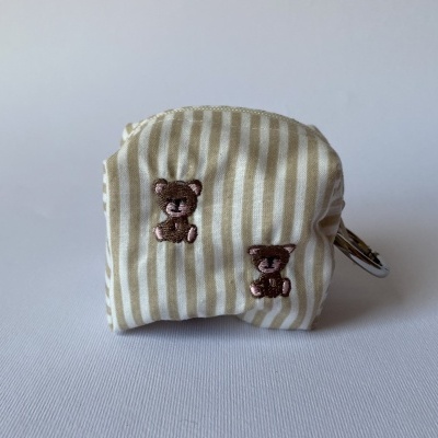 Porta-chaves de tecido às riscas com ursinhos bordados